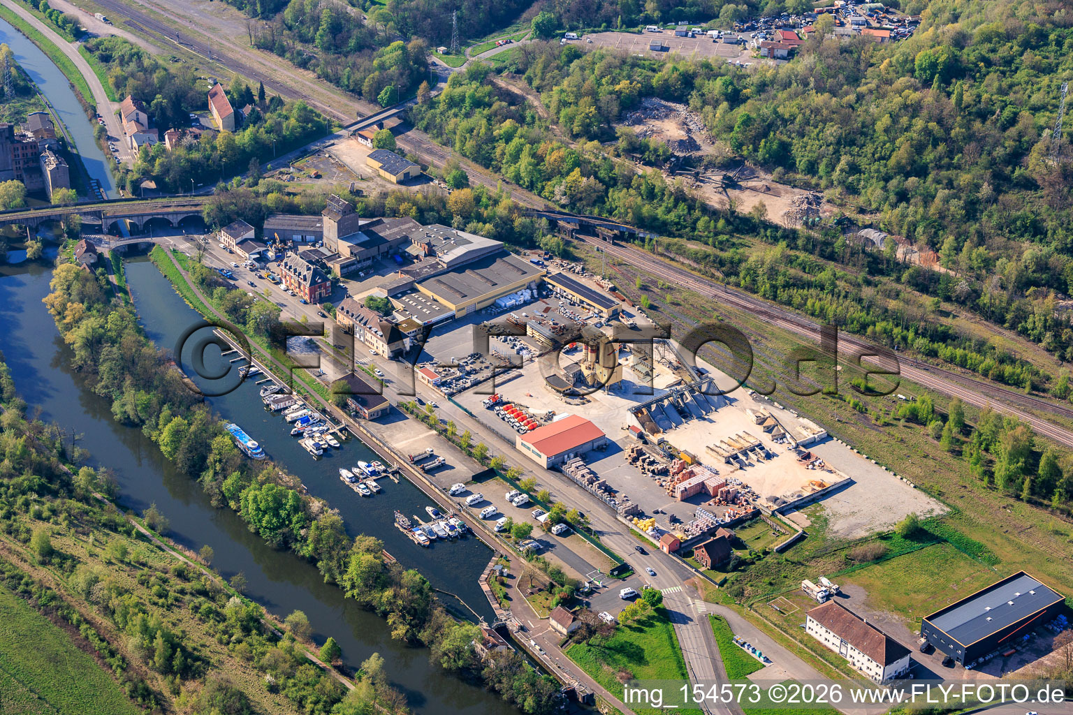 Embarcadère pour bateaux sur le Canal du Charbon de la Sarre / Canal des houillères de la Sarre avec la quincaillerie BigMat ANGERMULLER à Saargemünd dans le département Moselle, France