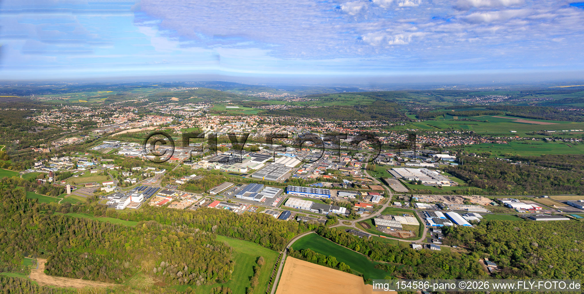 Panorama de la ville depuis le sud-est à le quartier Zone Industrielle du Grand Bois Fayencerie in Saargemünd dans le département Moselle, France