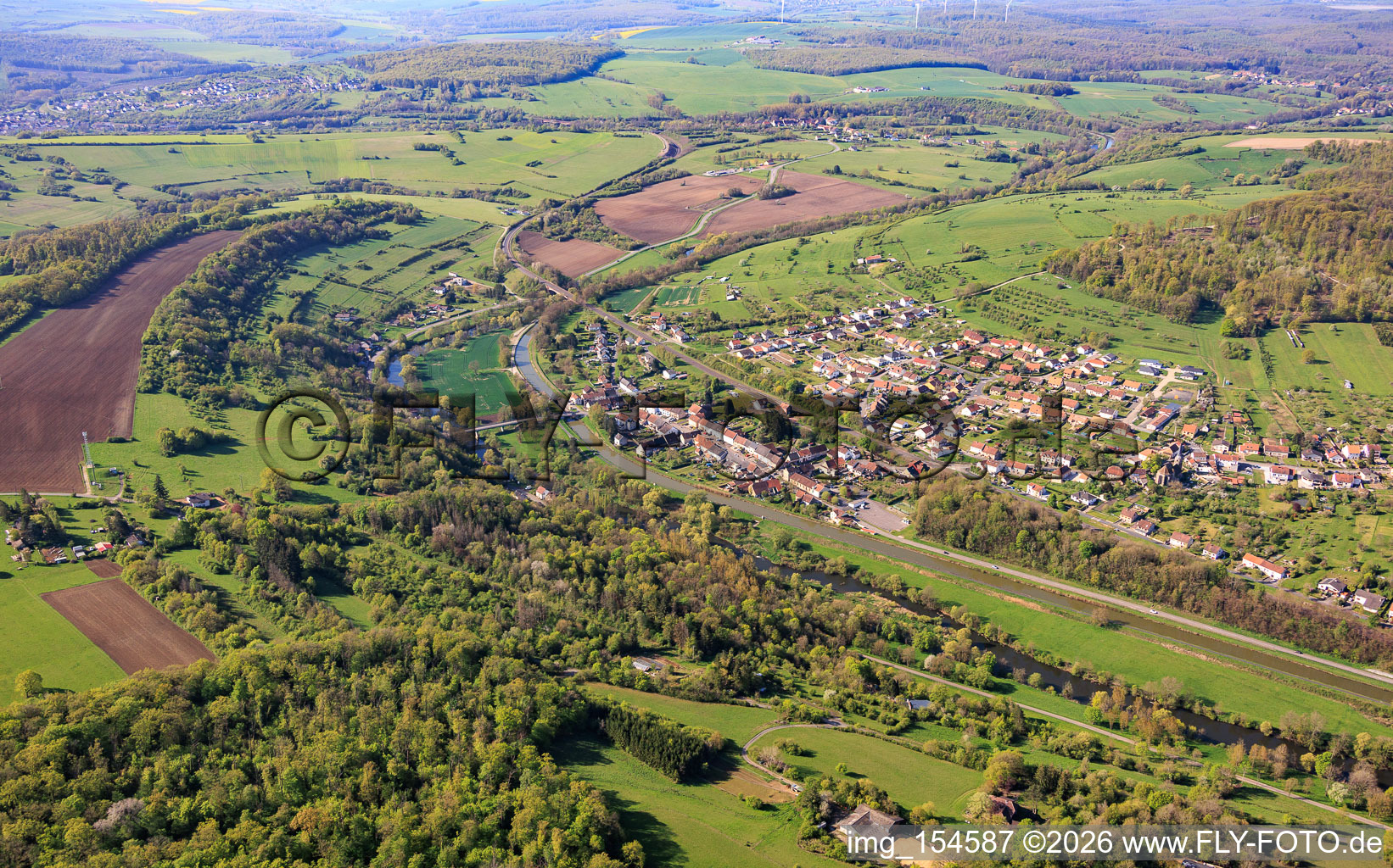 Vue du village depuis le nord, de l'autre côté de la Sarre à Zetting dans le département Moselle, France