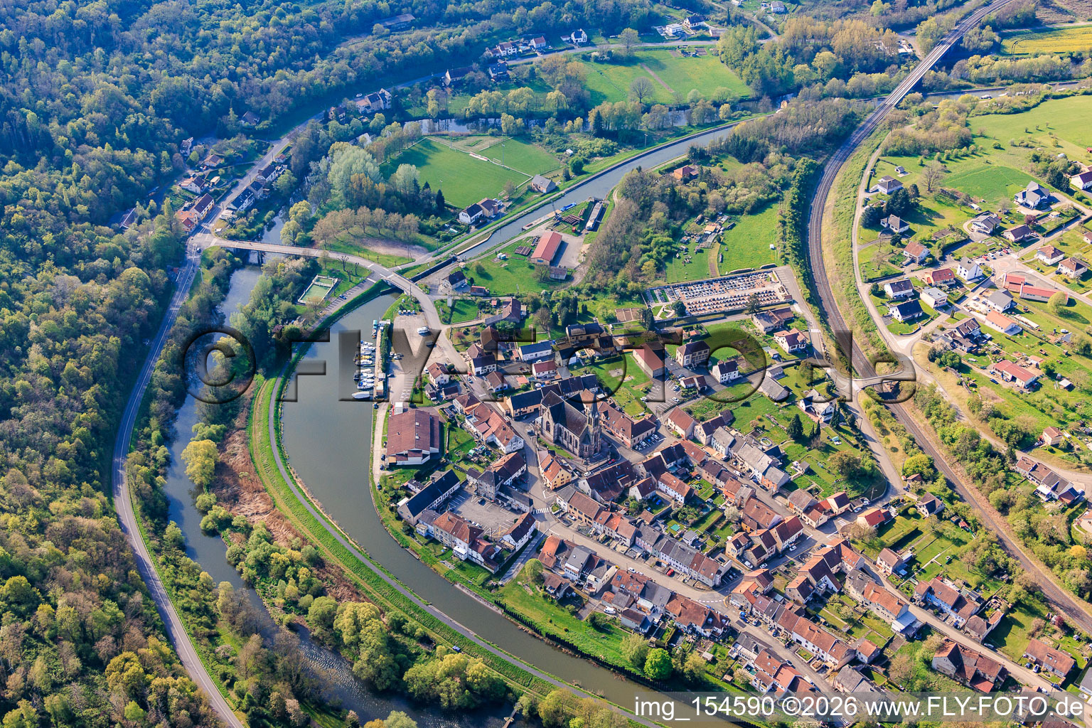 Vue du village de l'autre côté de la Sarre avec le Spoorboothafen / Port de Plaisance de Wittring sur le canal de la Sarre / Canal des houillères de la Sarre à Wittring dans le département Moselle, France