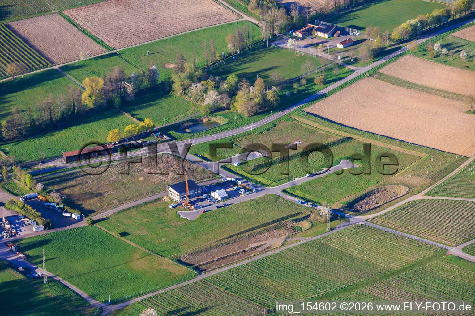 Parc industriel d'Am Lokschuppen avec le nouveau chantier de construction de l'atelier de réparation automobile de Tobias Hübenthal à Klingenmünster dans le département Rhénanie-Palatinat, Allemagne