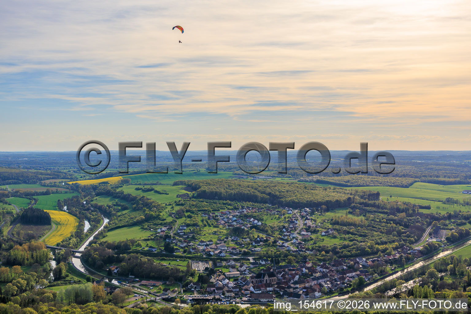 Vue du village dans un arc de cercle du canal de la Sarre à Wittring dans le département Moselle, France