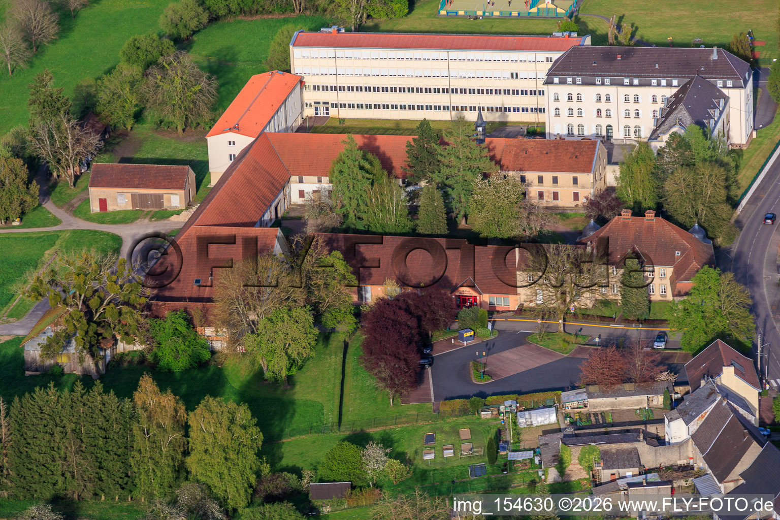 Salle des fêtes du Clos du Château, mairie et école primaire à Neufgrange dans le département Moselle, France