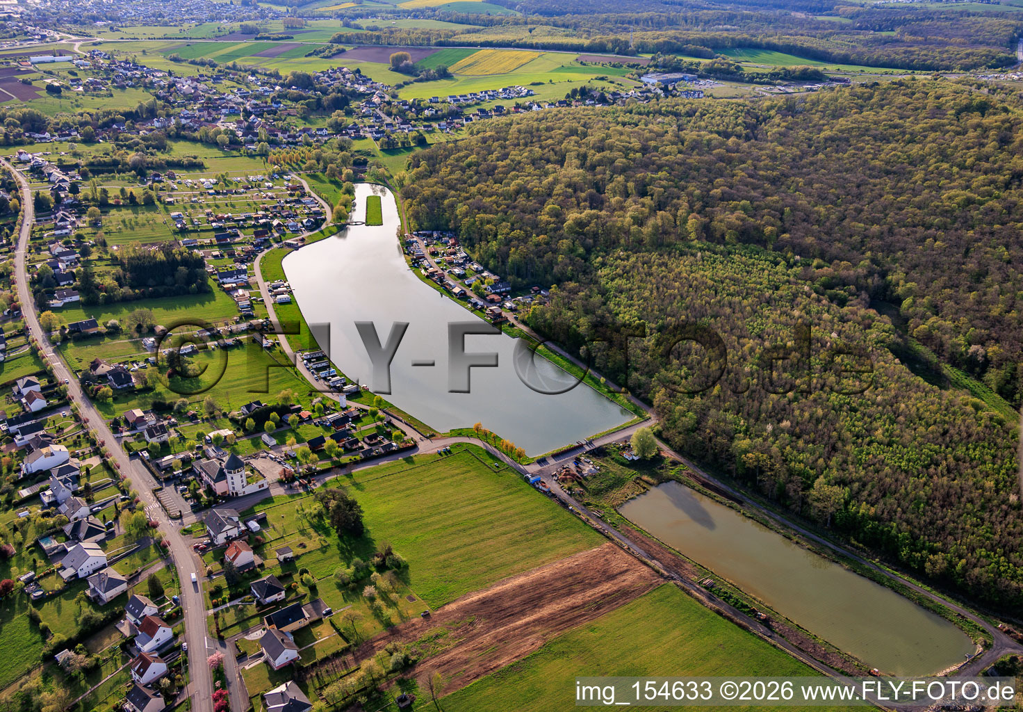 Deux étangs « Étang Saint-Vit » et une île servant de piste d'atterrissage à le quartier Blauberg in Saargemünd dans le département Moselle, France