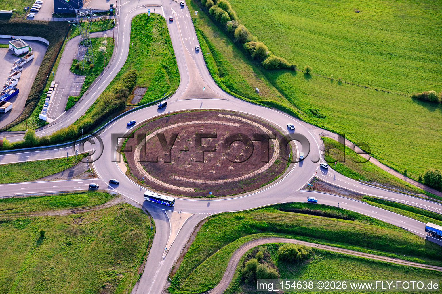 Rond-point à l'intersection de la N61 et de la rue de Sarreguemines à Woustviller dans le département Moselle, France