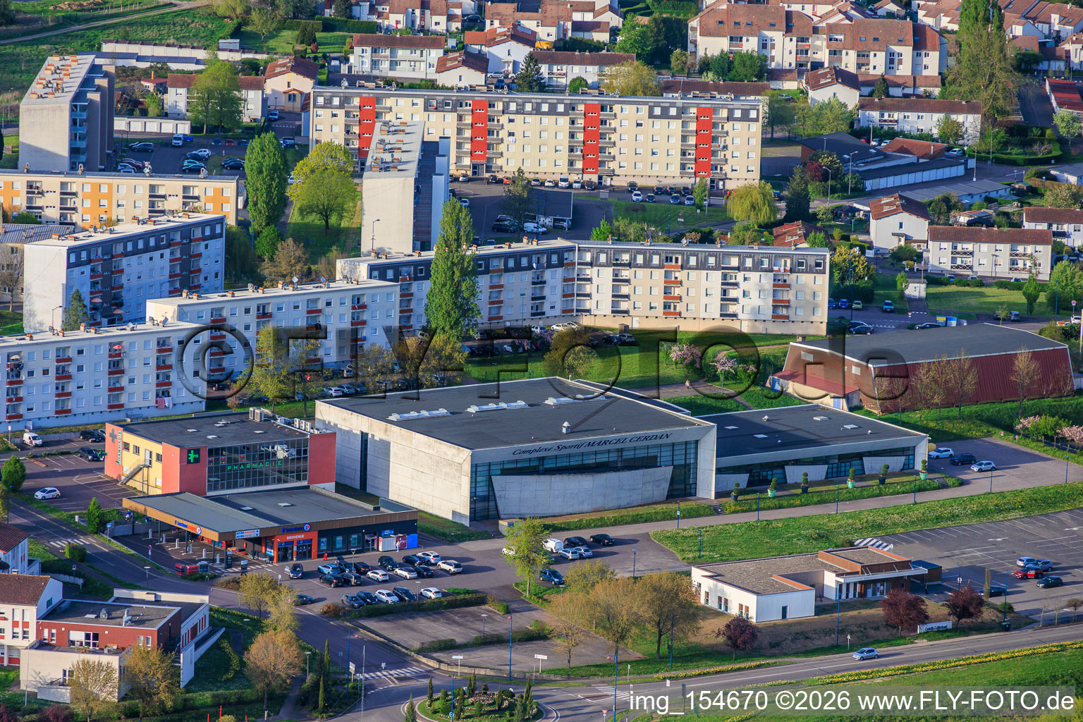 Le Complexe Sportif Marcel Cerdan et le lotissement préfabriqué de l'Av. Victor Hugo à Farébersviller dans le département Moselle, France