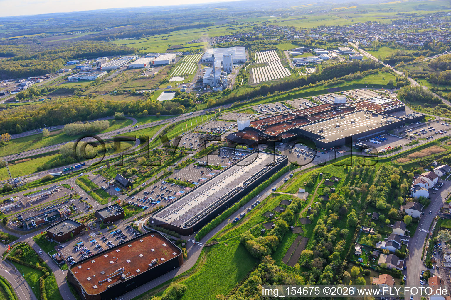 Centre commercial B'EST avec FNAC Farébersviller 3 et parc d'attractions B'Fun à Farébersviller dans le département Moselle, France