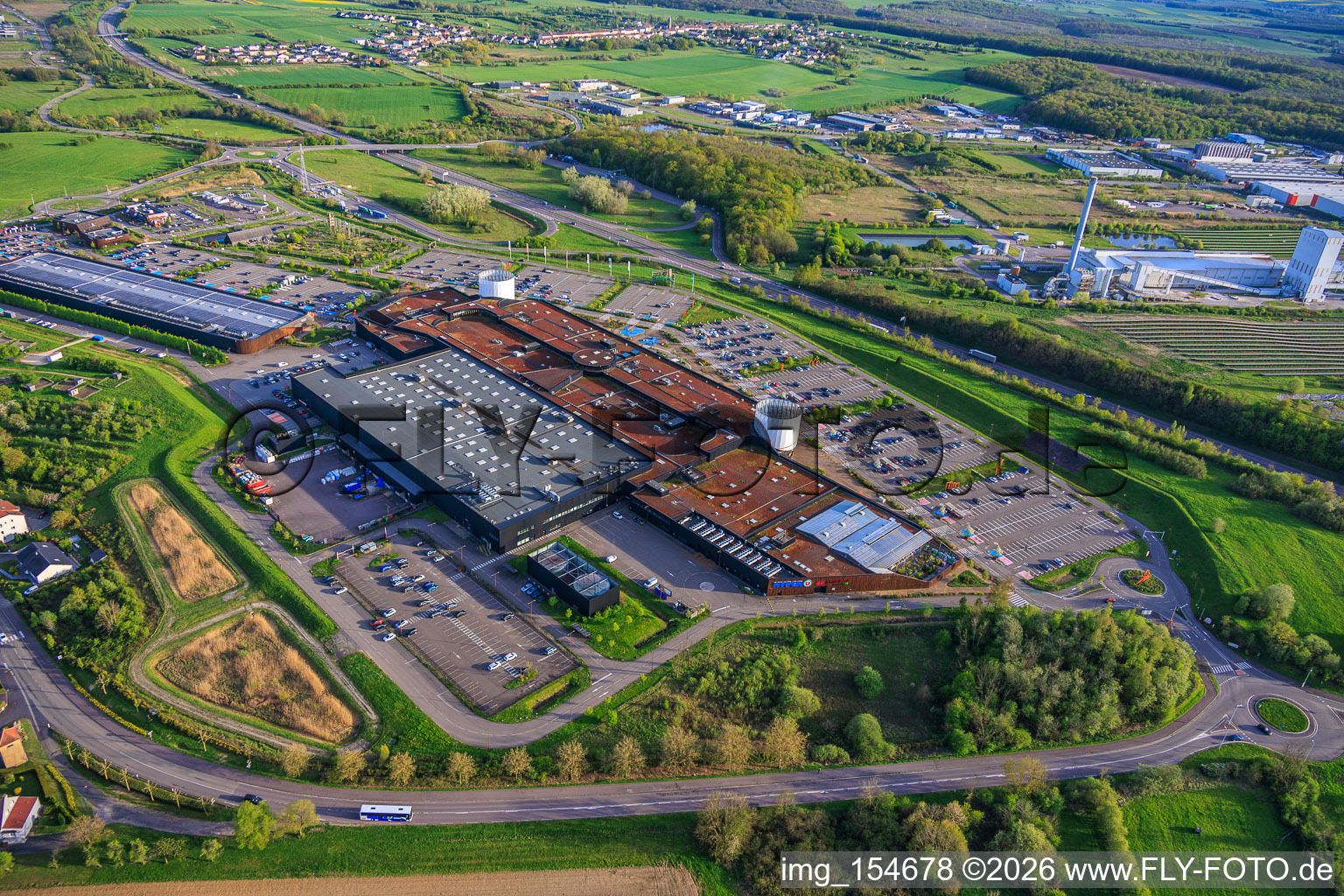 Centre commercial B'EST avec FNAC Farébersviller 3 et parc d'attractions B'Fun à Farébersviller dans le département Moselle, France