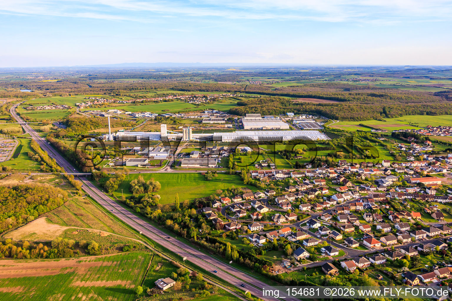 Verrerie AGC Glass Seingbouse SAS avec grand système PV en champ libre à Seingbouse dans le département Moselle, France