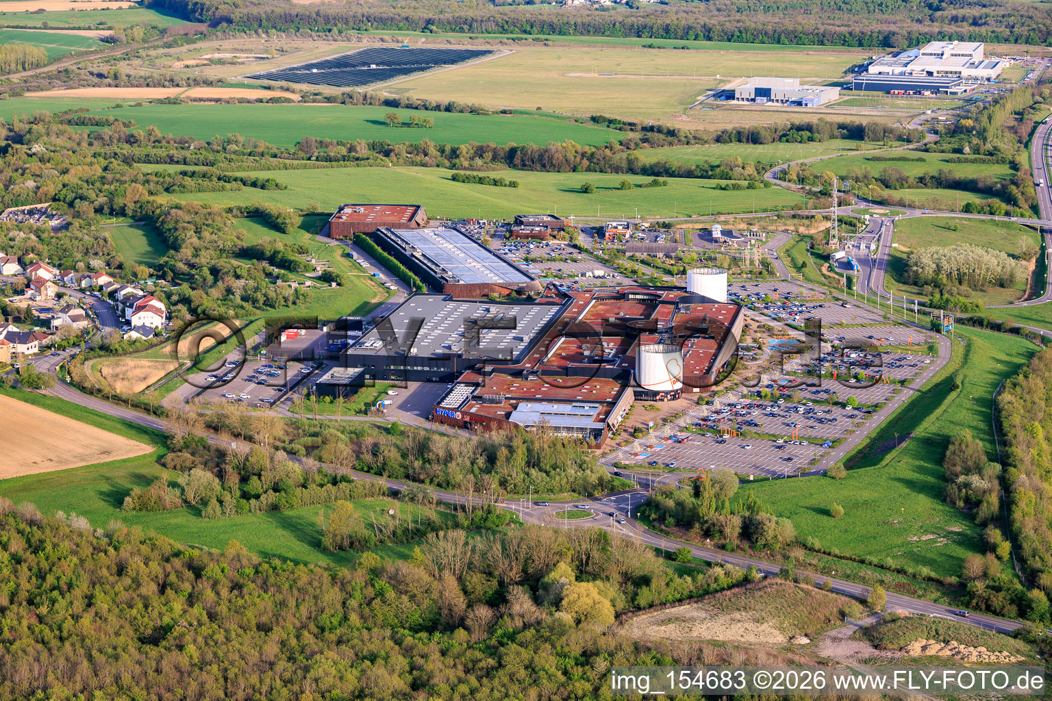 Centre commercial B'EST avec FNAC Farébersviller 3 et parc d'attractions B'Fun à Farébersviller dans le département Moselle, France