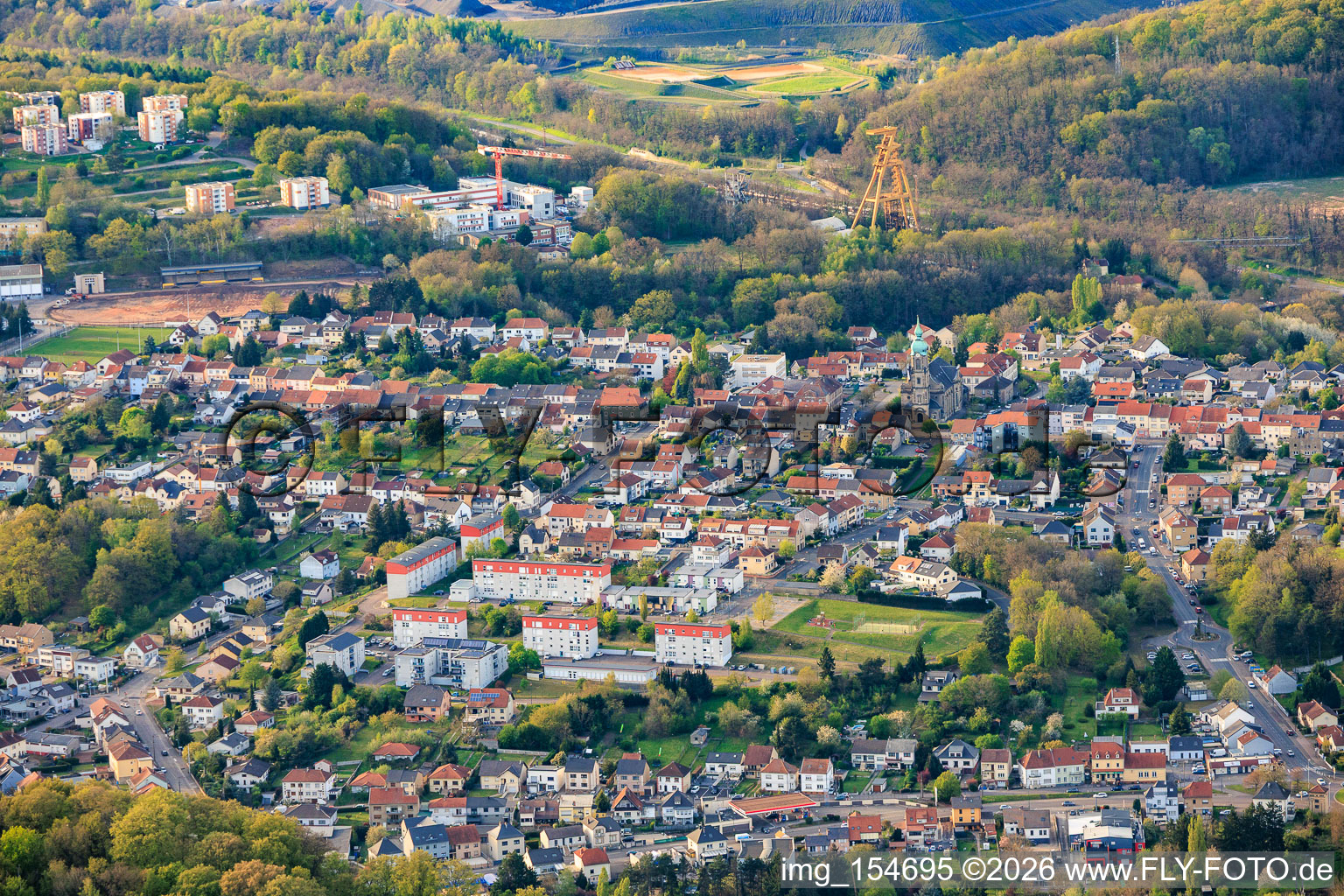 Vue de la ville depuis le sud, devant le chevalement historique de la mine Le puits Cuvelette Nord à le quartier Cité de la Chapelle in Freyming-Merlebach dans le département Moselle, France