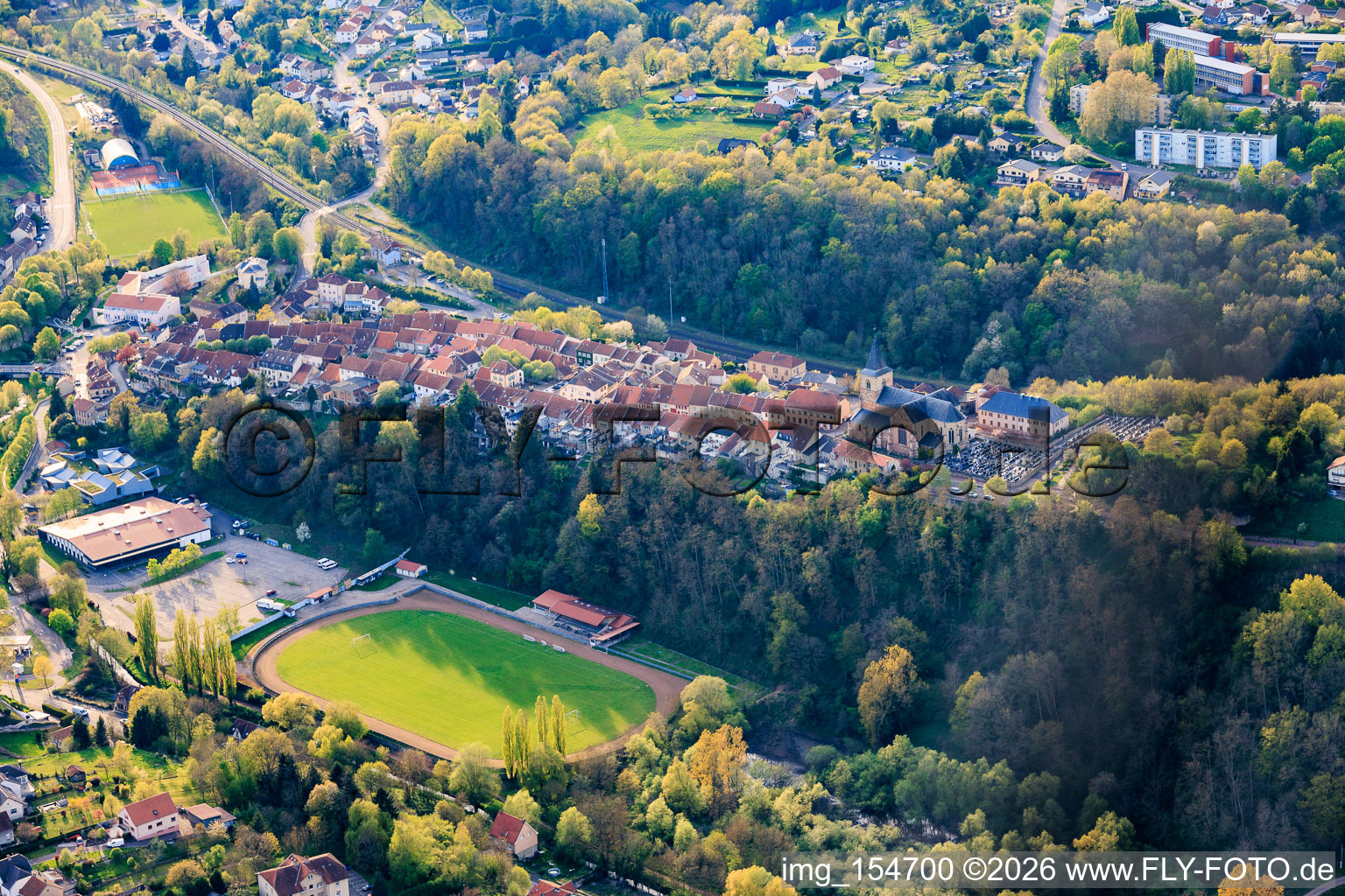 Le stade Omnisport et la salle des fêtes Espace De Wendel se trouvent en contrebas de la vieille ville historique, sur la crête. à Hombourg-Haut dans le département Moselle, France