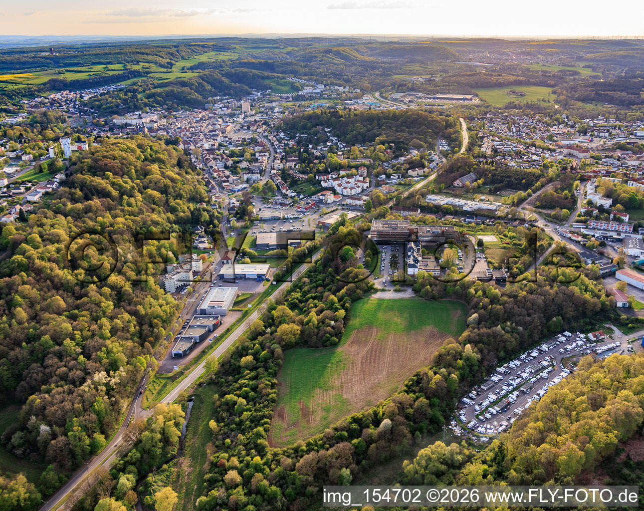 Vue de la ville depuis l'est avec l'hôpital De Saint-Avold à le quartier Forêts de Zang et du Steinberg in Saint-Avold dans le département Moselle, France
