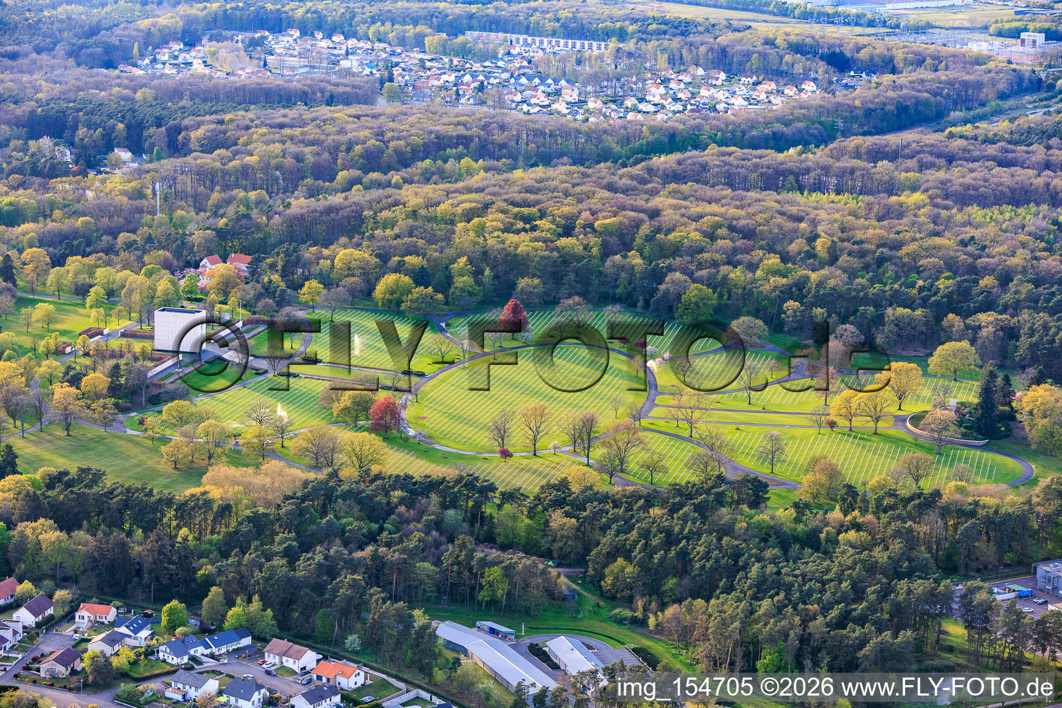 Rangées de pierres tombales et parc au cimetière militaire américain et site commémoratif de Saint-Avold à le quartier Forêts de Zang et du Steinberg in Saint-Avold dans le département Moselle, France