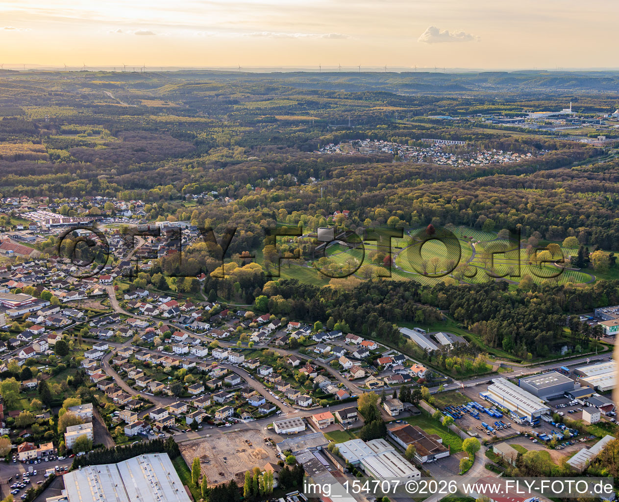Cimetière militaire américain et site commémoratif de Saint-Avold entre la centrale électrique et la ville à le quartier Forêts de Zang et du Steinberg in Saint-Avold dans le département Moselle, France