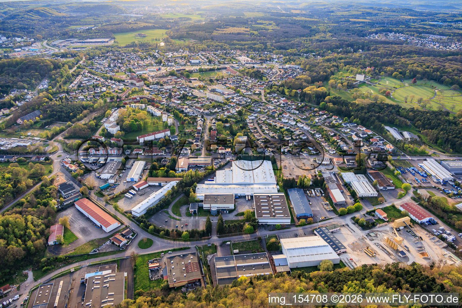 Vue ville depuis l'Est avec la centrale à béton DODO SAMM et ANGERMULLER (Béton Prêt à l'Emploi) à le quartier Zone Industrielle-Hollerloch-Gros Hêtre in Saint-Avold dans le département Moselle, France