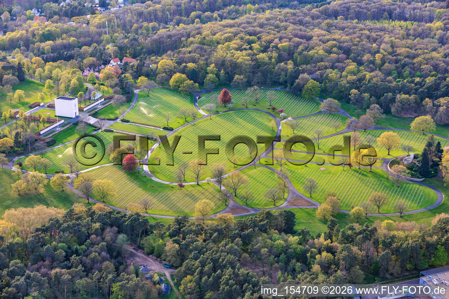Rangées de pierres tombales et parc au cimetière militaire américain et site commémoratif de Saint-Avold à le quartier Forêts de Zang et du Steinberg in Saint-Avold dans le département Moselle, France