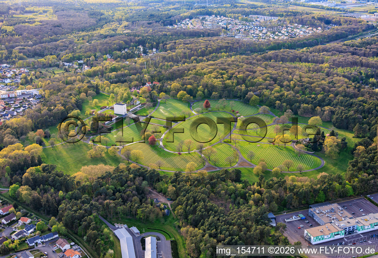 Rangées de pierres tombales et parc au cimetière militaire américain et site commémoratif de Saint-Avold à le quartier Forêts de Zang et du Steinberg in Saint-Avold dans le département Moselle, France
