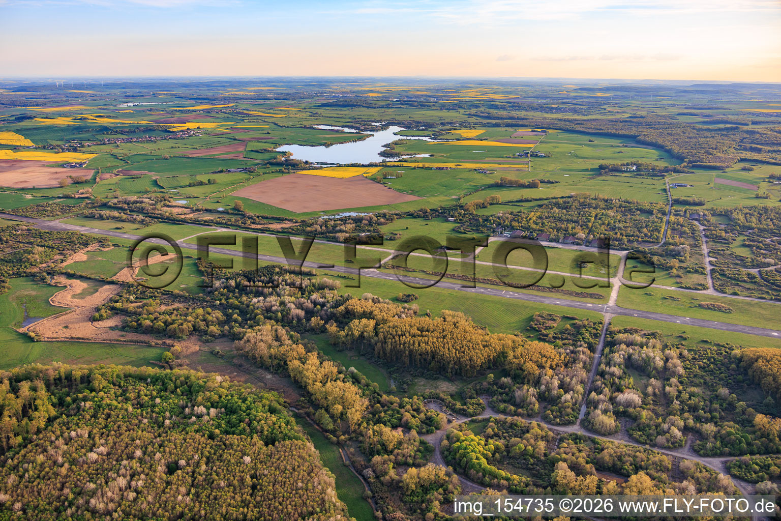 Piste de l'ancien aérodrome militaire de Grostenquin vue du nord-est à Bistroff dans le département Moselle, France