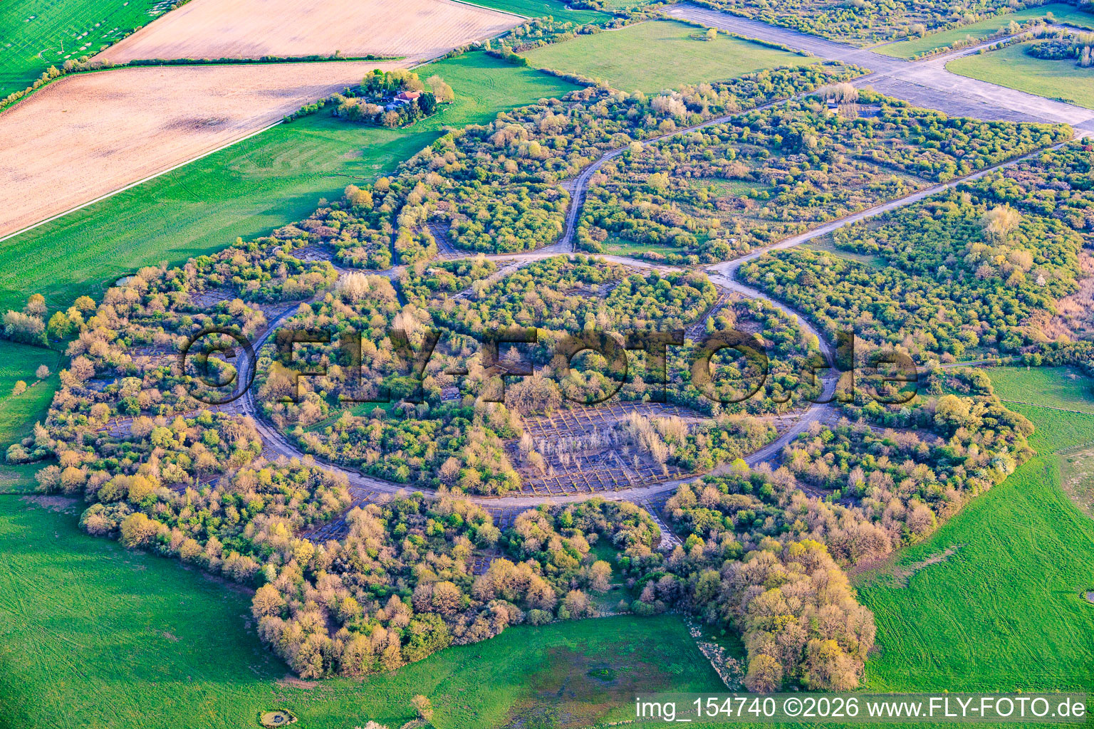 Chemin de fer circulaire et halls démolis sur l'ancien aérodrome militaire Grostenquin à Grostenquin dans le département Moselle, France
