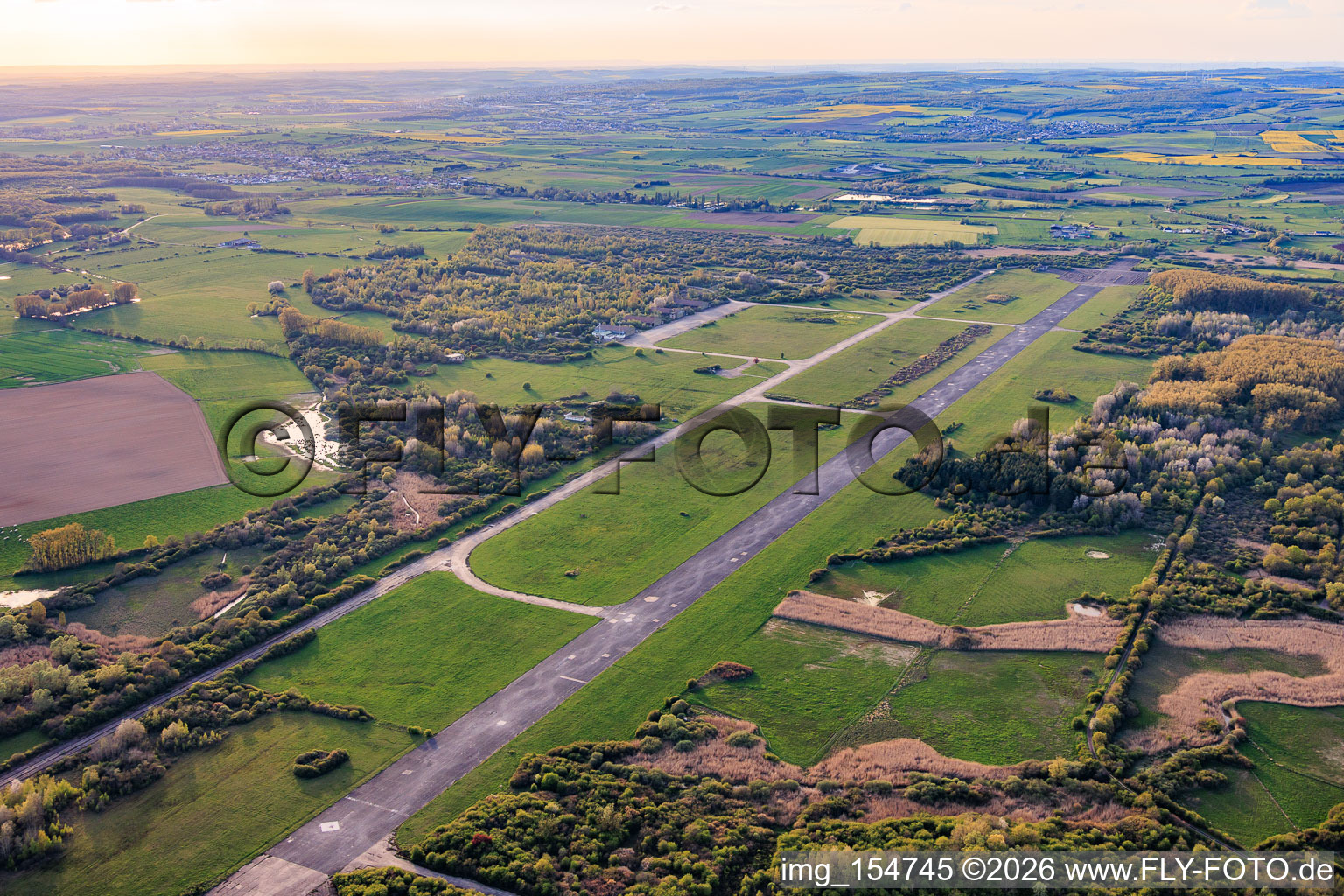 Piste de l'ancien aérodrome militaire de Grostenquin vue de l'est à Bistroff dans le département Moselle, France