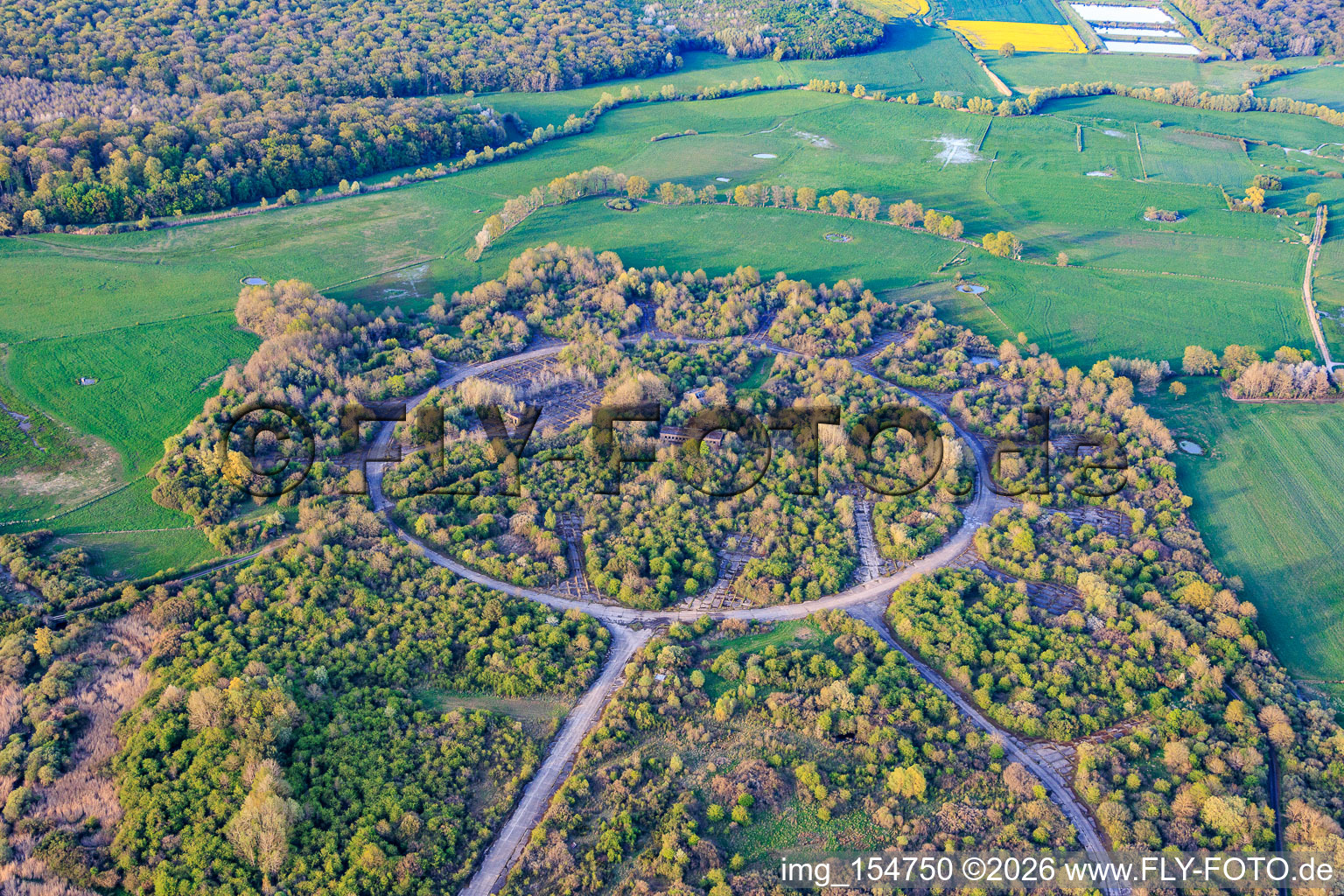 Chemin de fer circulaire et halls démolis sur l'ancien aérodrome militaire Grostenquin à Grostenquin dans le département Moselle, France