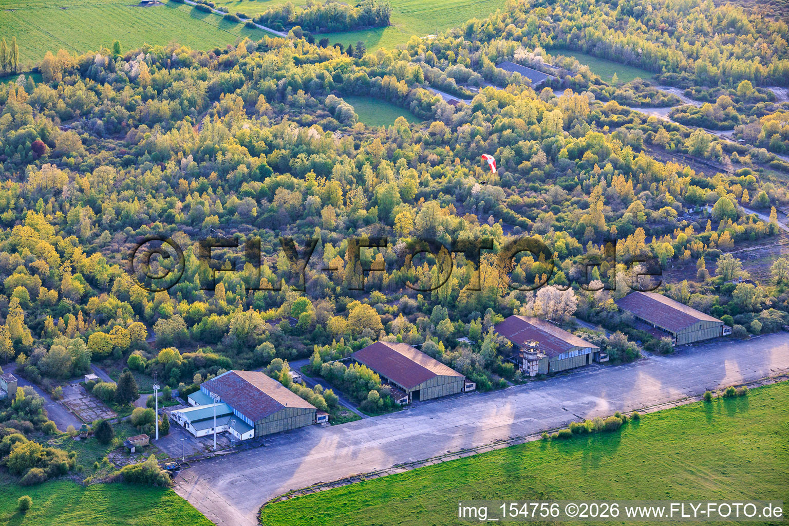 Parapentes au-dessus des hangars de l'ancien aérodrome militaire de Grostenquin à Bistroff dans le département Moselle, France