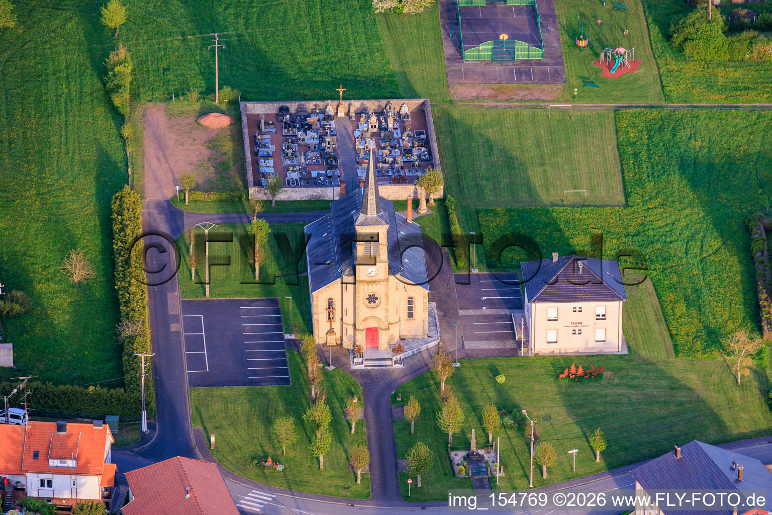 Église Saint-Joseph-de-l'Ouest à Frémestroff dans le département Moselle, France