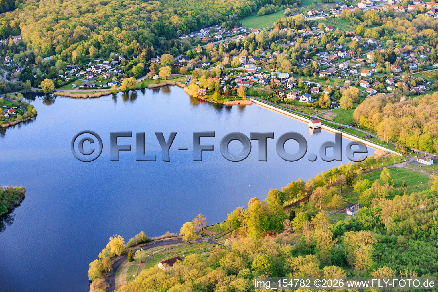 Barrage La digue de dief sur l'Étang de Diefenbach à Puttelange-aux-Lacs dans le département Moselle, France