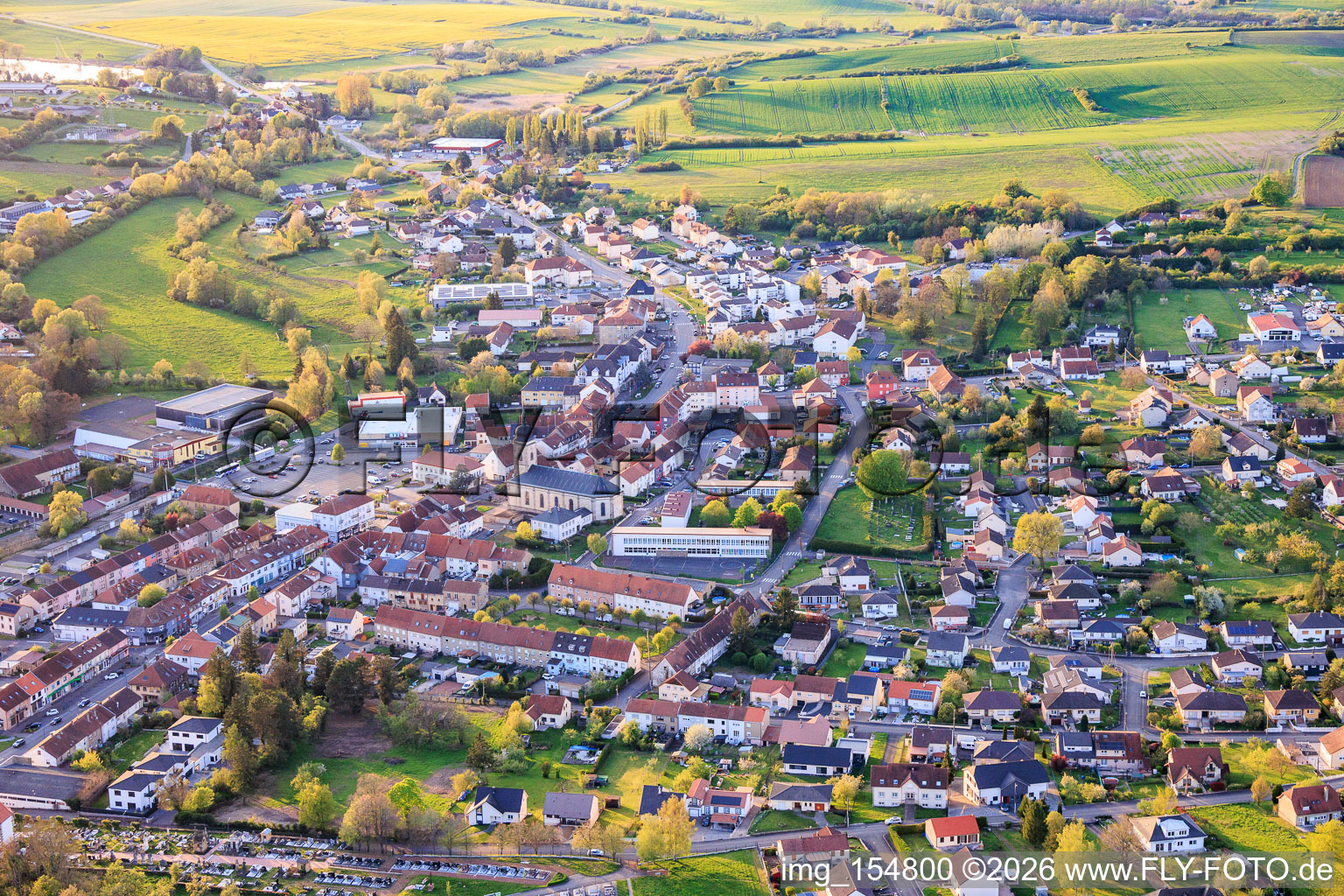 Du sud-est à Puttelange-aux-Lacs dans le département Moselle, France
