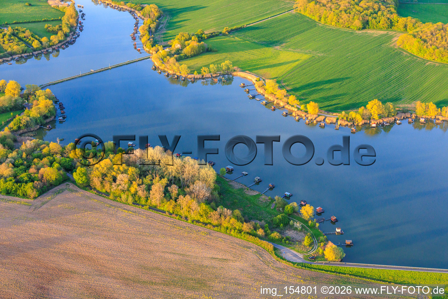 Pont sur le lac Étang du Welschhof à Puttelange-aux-Lacs dans le département Moselle, France