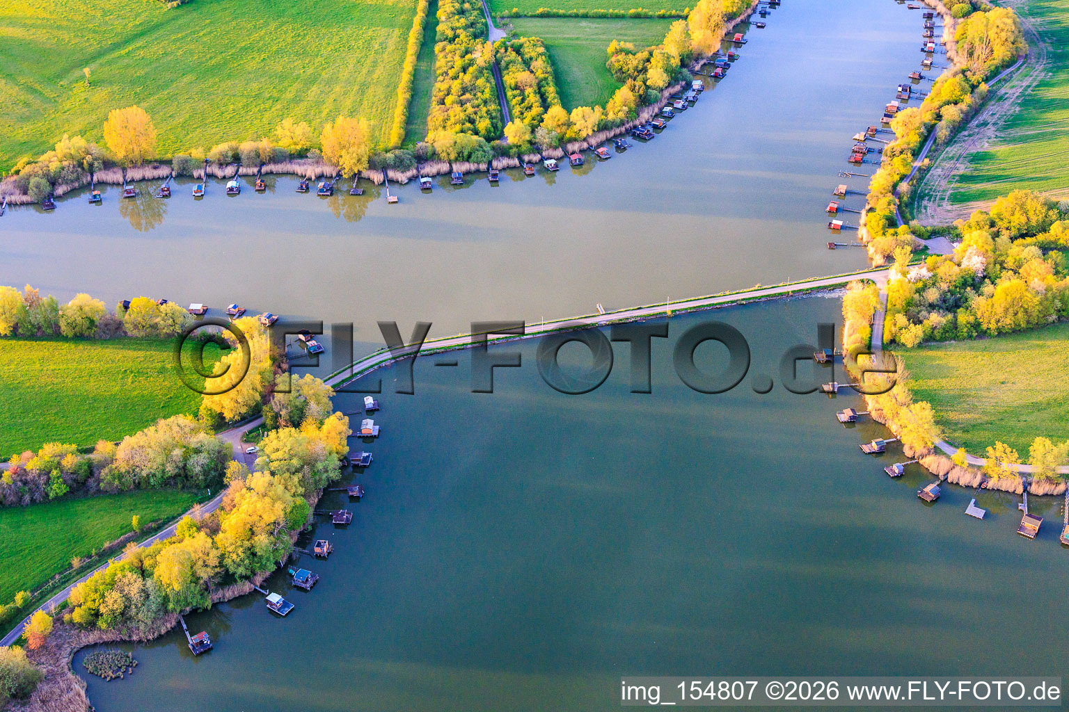Pont sur le lac Étang du Welschhof à Puttelange-aux-Lacs dans le département Moselle, France