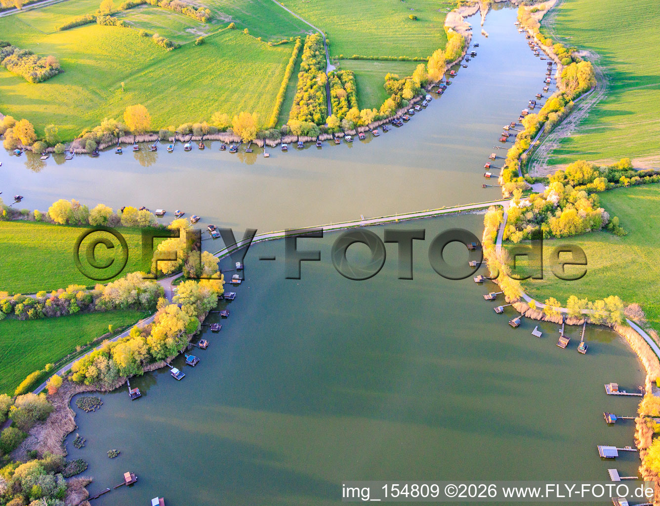 Pont sur le lac Étang du Welschhof à Puttelange-aux-Lacs dans le département Moselle, France