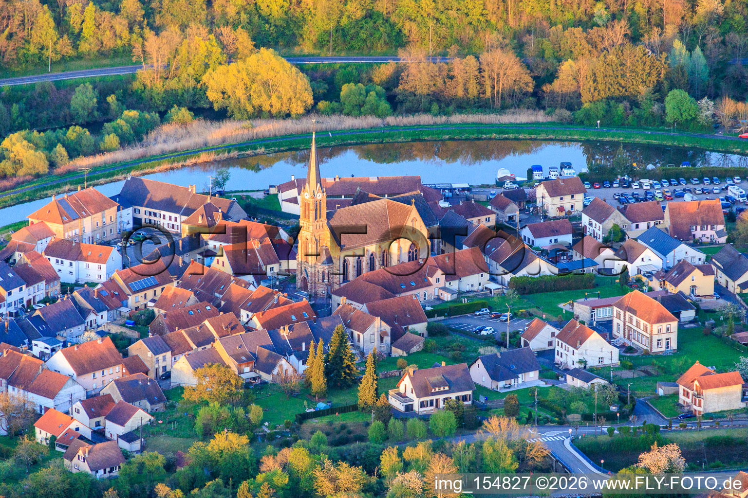 L'église Saint-Étienne sous la lumière du soir à Wittring dans le département Moselle, France