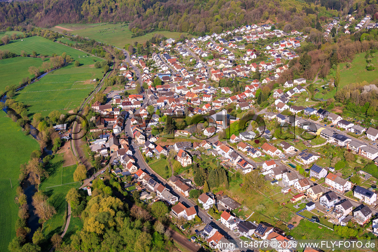 Vue de la ville depuis l'est avec l'église du Sacré-Cœur (église catholique). à le quartier Bierbach in Blieskastel dans le département Sarre, Allemagne