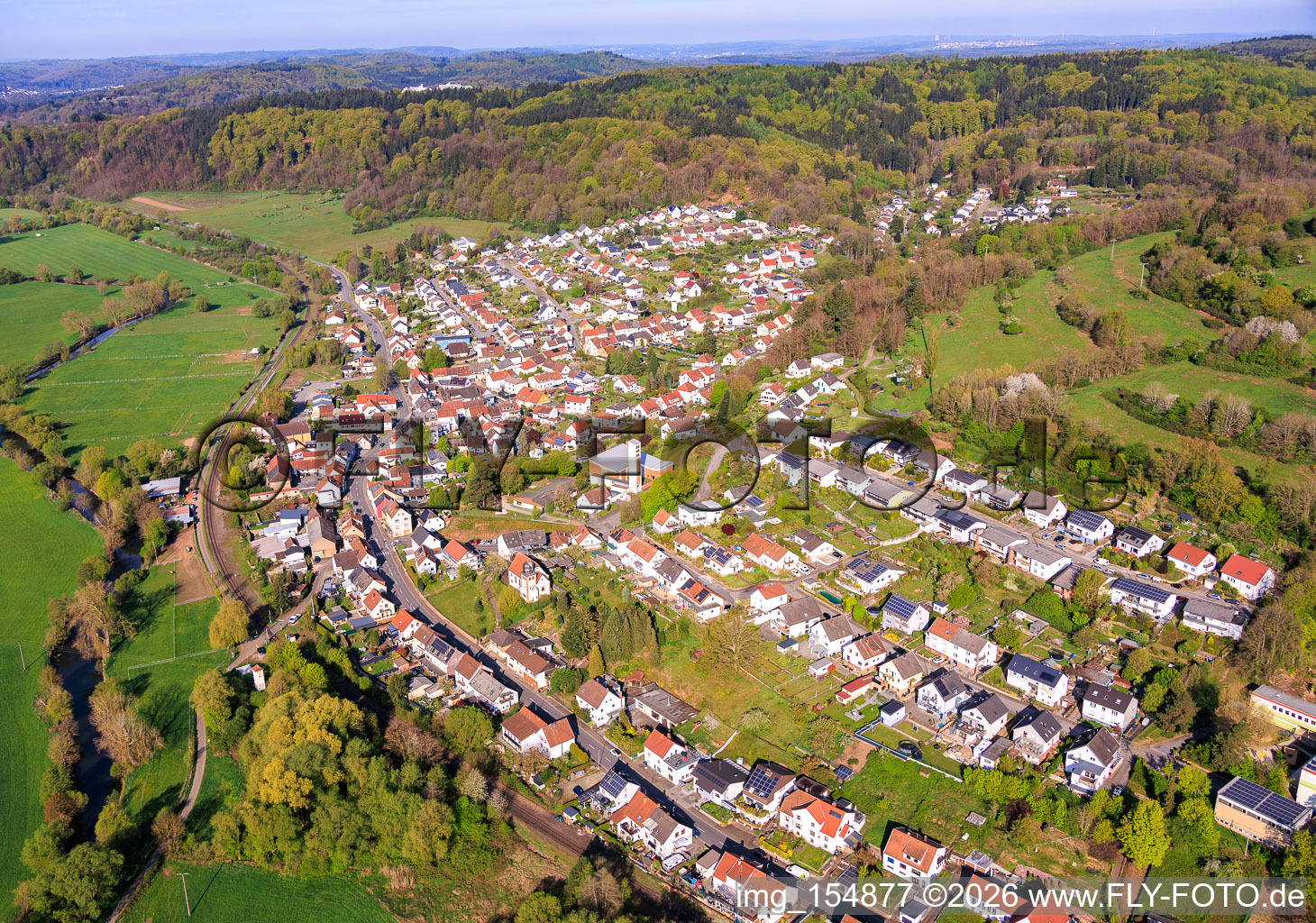 Vue de la ville depuis l'est avec l'église du Sacré-Cœur (église catholique). à le quartier Bierbach in Blieskastel dans le département Sarre, Allemagne