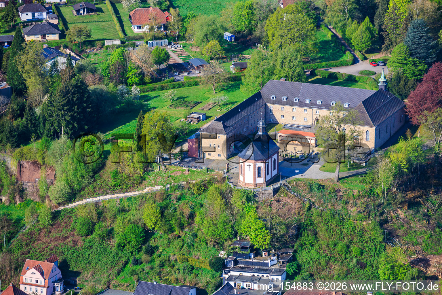 Chapelle de la Sainte-Croix en face du monastère de pèlerinage Blieskastel et église monastique de la Mater Dolorosa à Blieskastel dans le département Sarre, Allemagne