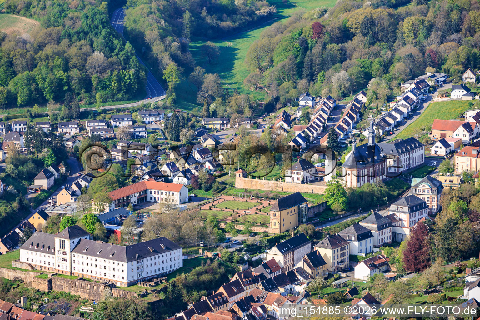 Colline du château avec orangerie, église Sainte-Anne et Saint-Philippe (église du château), école primaire municipale de Kirchberg-Schlossberg Blieskastel - annexe et centre de formation pour adultes du district de Saarpfalz dans le château à Blieskastel dans le département Sarre, Allemagne