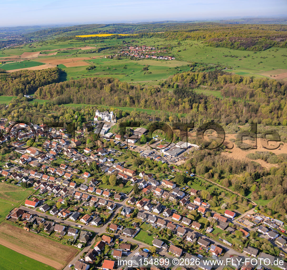 Vue du village dans la vallée de Blies avec le moulin de Blies à le quartier Breitfurt in Blieskastel dans le département Sarre, Allemagne