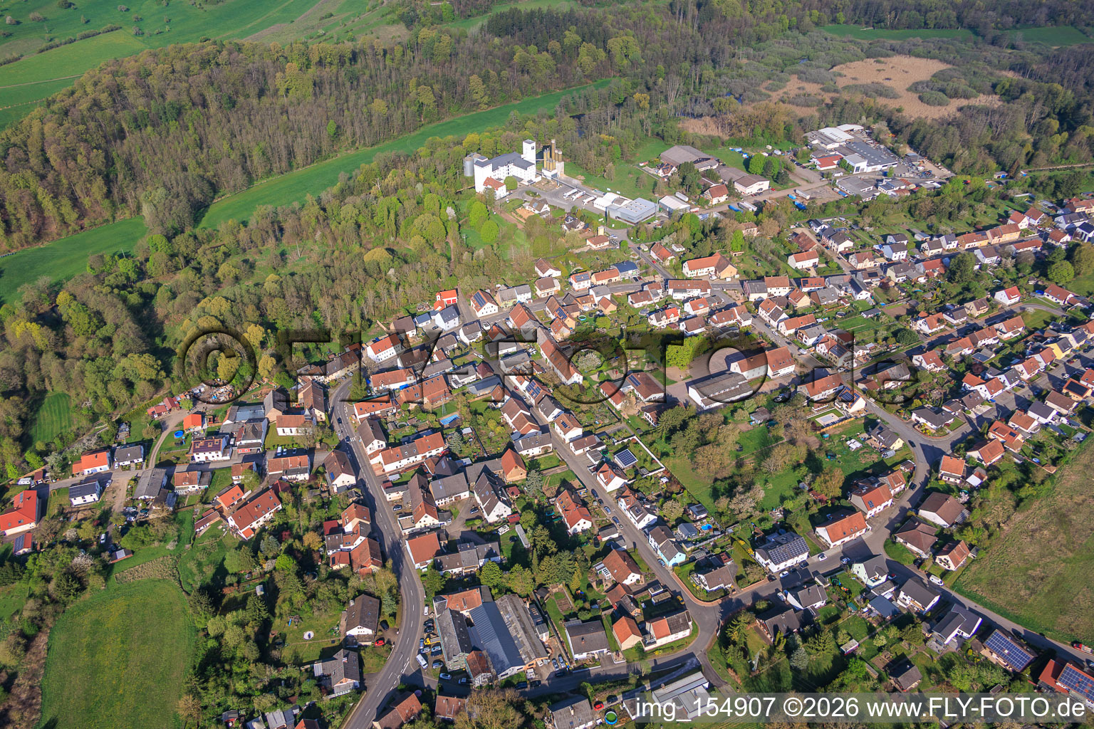Vue du village dans la vallée de Blies avec le moulin de Blies depuis le sud-est à le quartier Breitfurt in Blieskastel dans le département Sarre, Allemagne