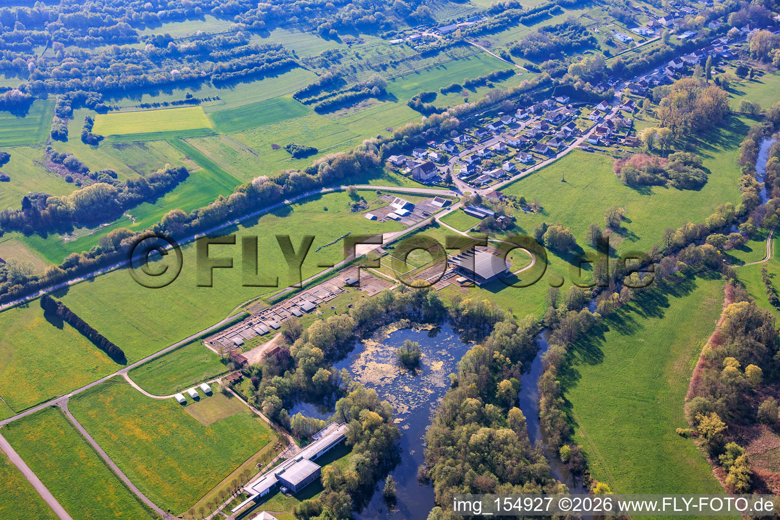 Cours de la rivière Blies dans la réserve naturelle près du musée romain Bliesbruck à Bliesbruck dans le département Moselle, France