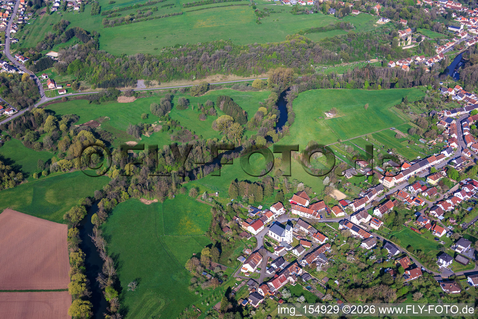 Cours de la rivière Blies à la frontière franco-allemande et église Saint-Martin Habkirchen à le quartier Habkirchen in Mandelbachtal dans le département Sarre, Allemagne