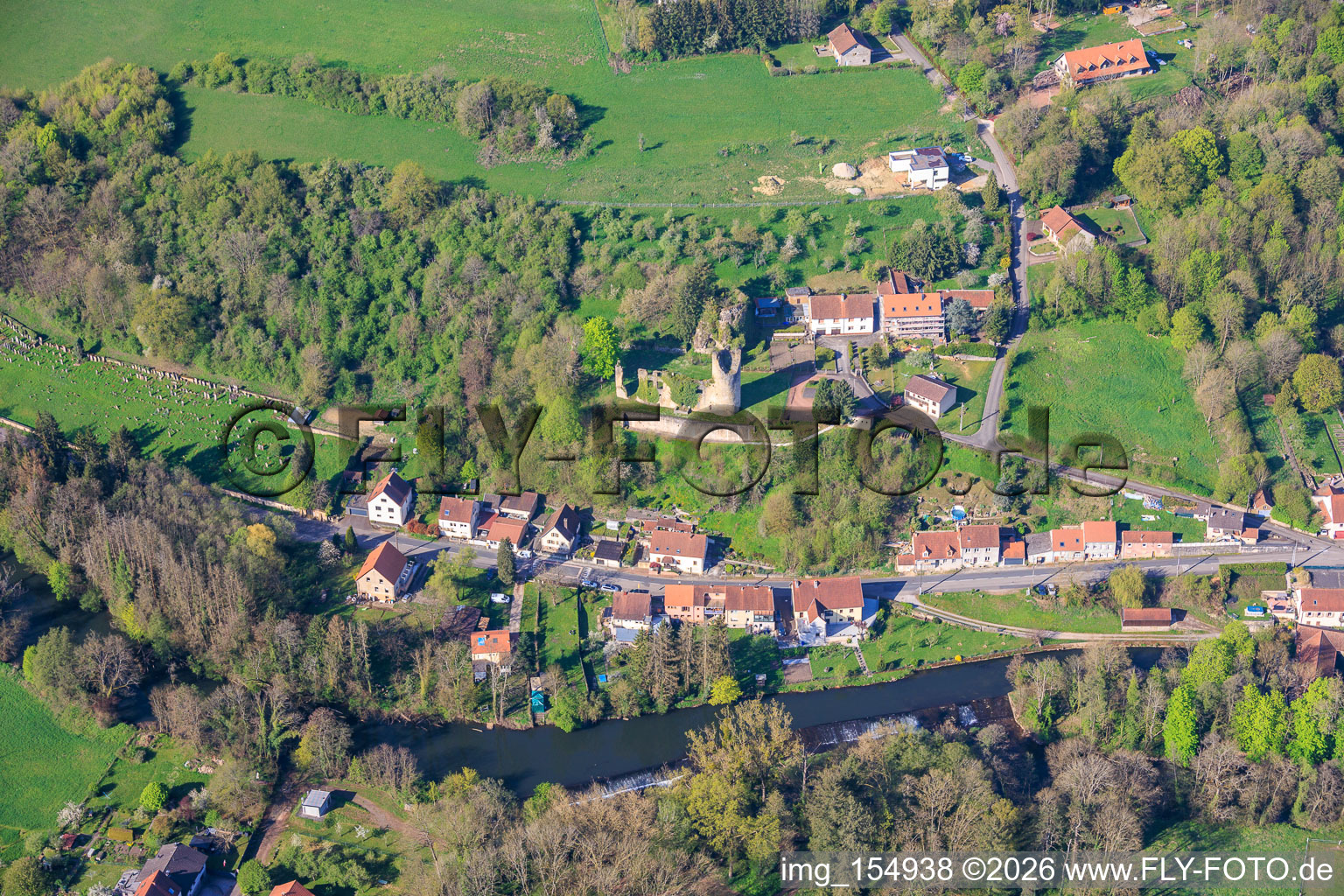 Château de Frauenberg et cimetière juif au-dessus des Blies à Frauenberg dans le département Moselle, France