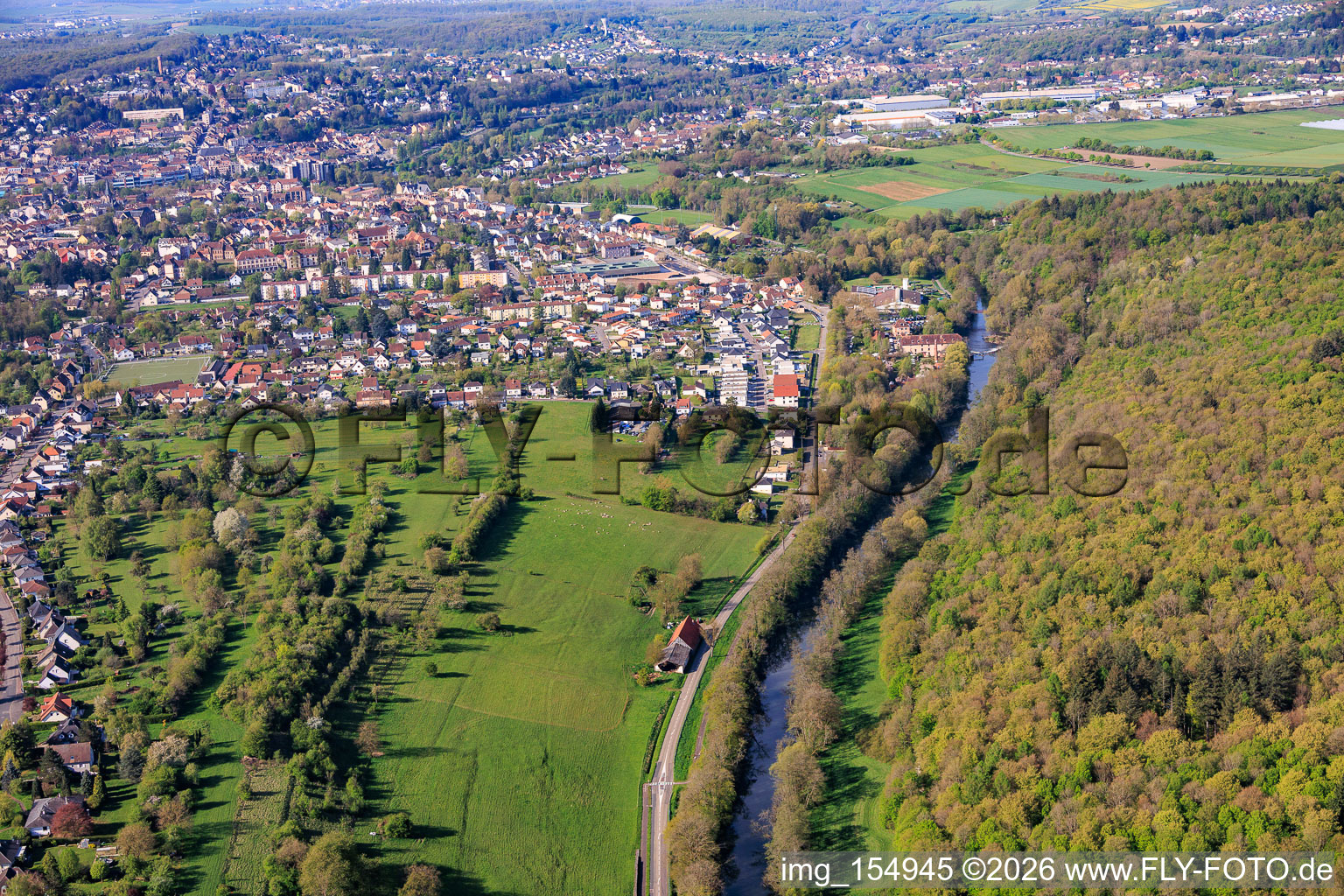 Cours de la rivière Blies le long de la frontière franco-allemande à le quartier Blies Nord in Saargemünd dans le département Moselle, France