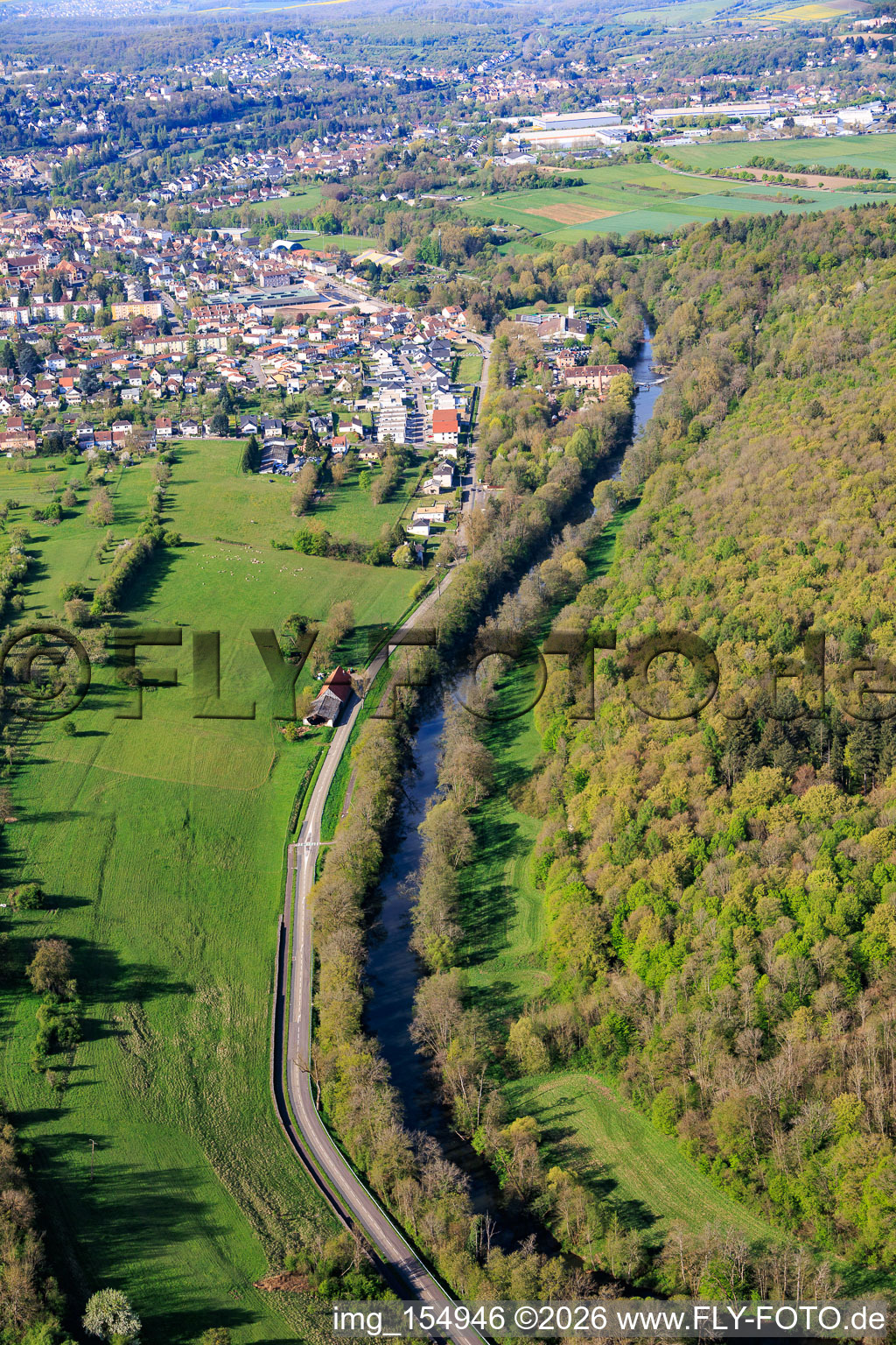 Cours de la rivière Blies le long de la frontière franco-allemande à le quartier Blies Nord in Saargemünd dans le département Moselle, France
