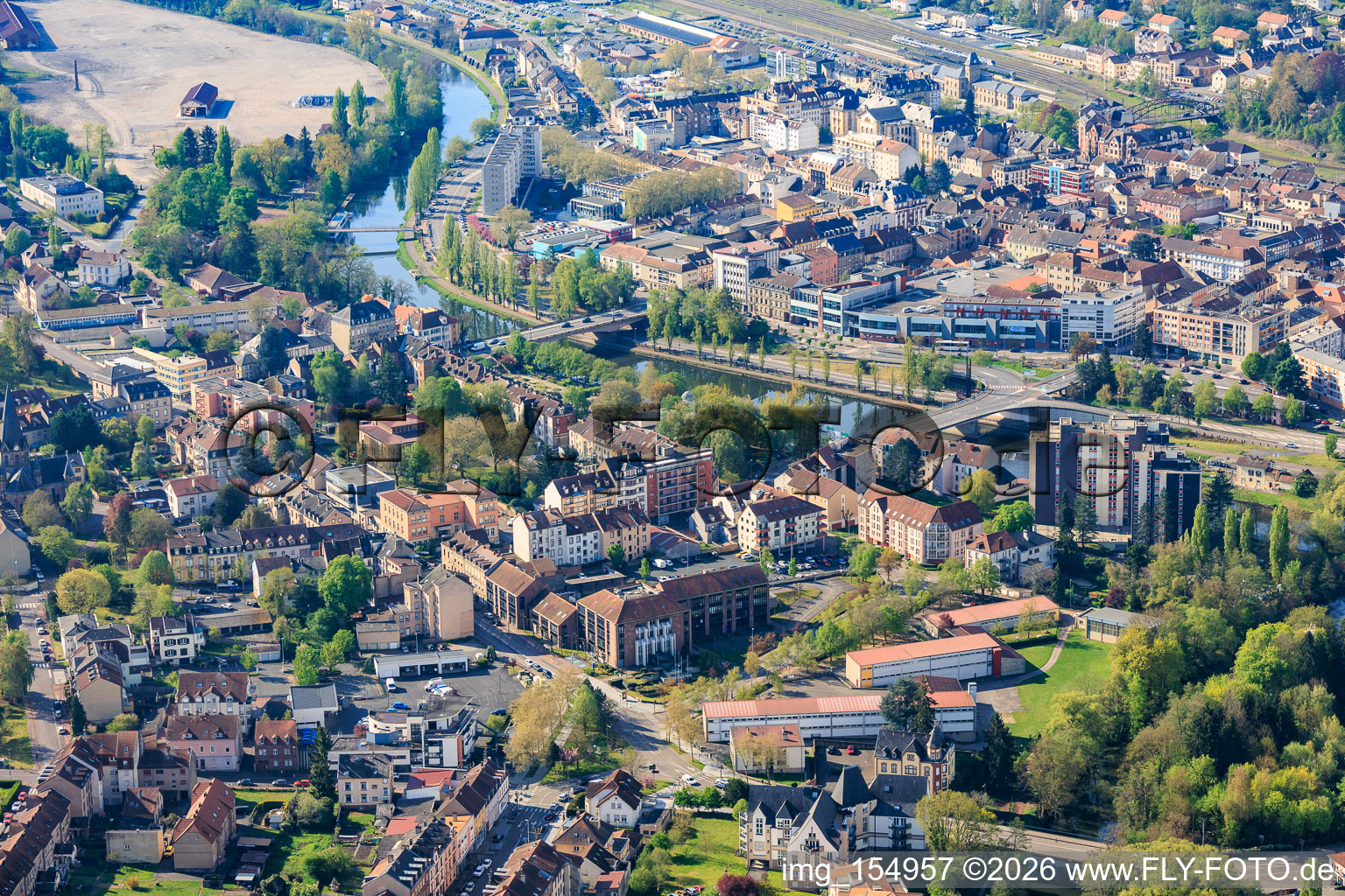 Trajet de la Sarre à travers la ville, avec deux ponts et l'IUT de Moselle-Est, Université de Lorraine à le quartier Auersmacher in Kleinblittersdorf dans le département Sarre, Allemagne