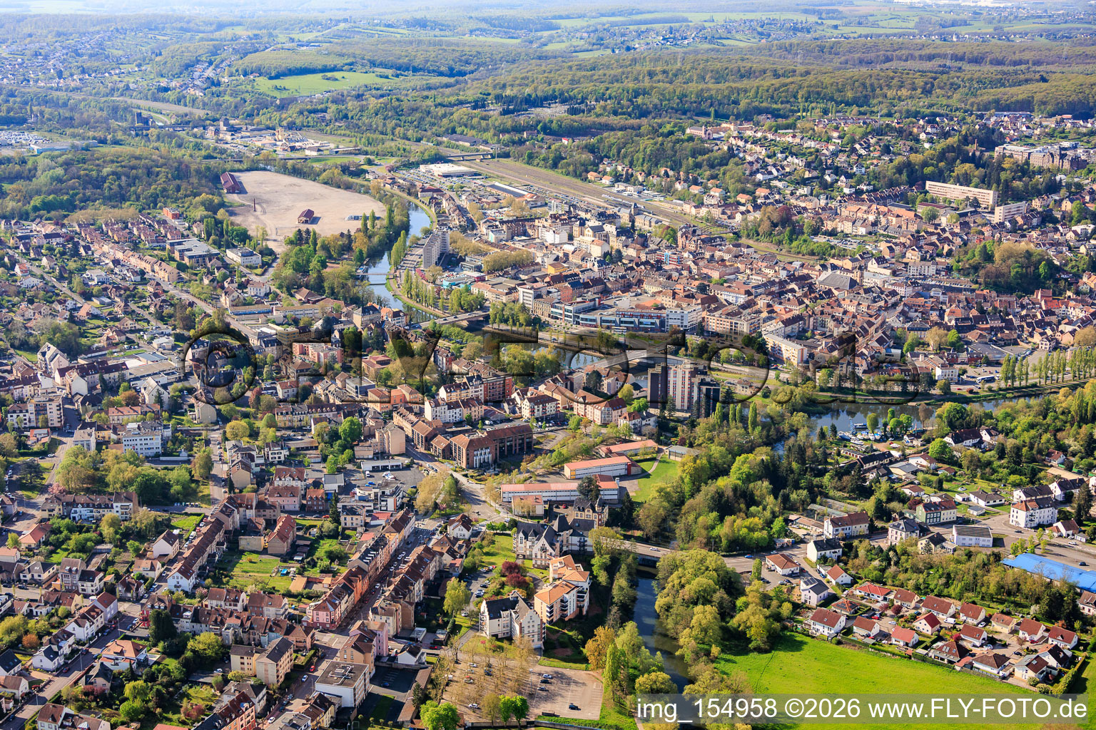 Vue de la ville depuis le nord, avec l'estuaire de la Blies et les ponts sur la Sarre. à le quartier Blies Sud in Saargemünd dans le département Moselle, France
