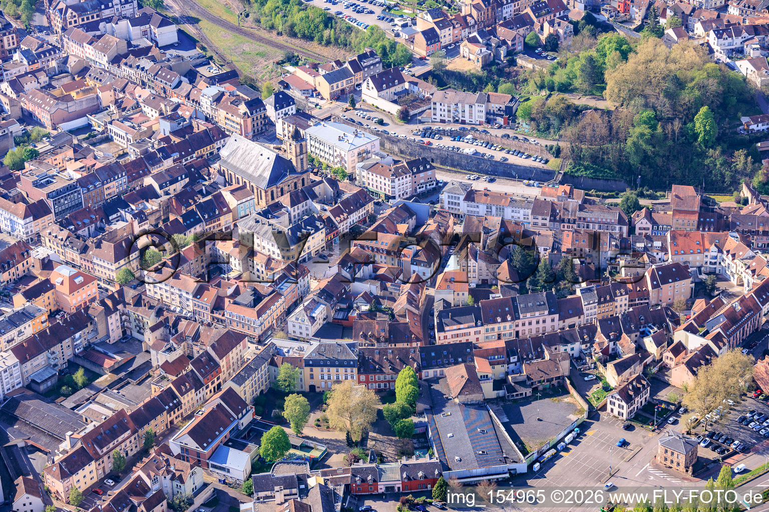 Place du marché et église Saint-Nicolas à Saargemünd dans le département Moselle, France