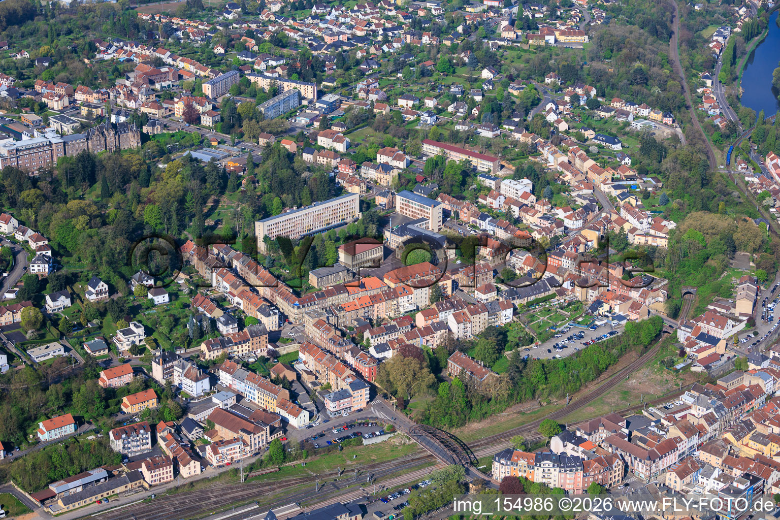 Rue du Parc et Gymnase Jean de Pange depuis le sud-est à le quartier Blauberg in Saargemünd dans le département Moselle, France