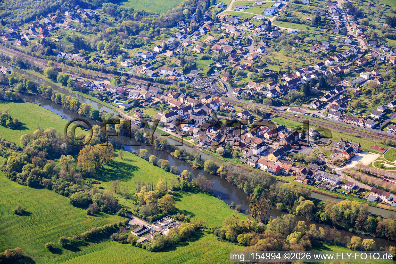 Vue du village depuis le nord, de l'autre côté de la Sarre à Rémelfing dans le département Moselle, France